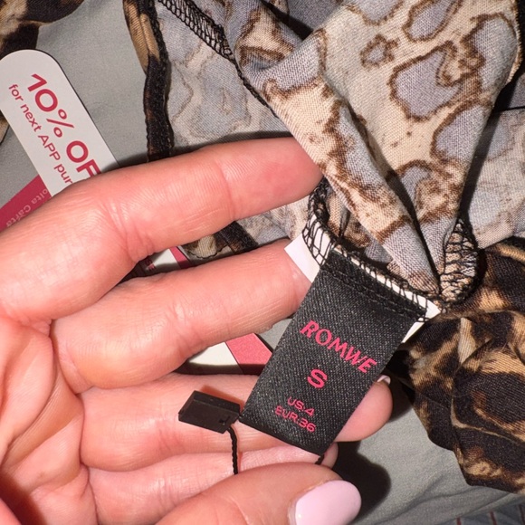 ROMWE Leopard Print Crop Top - Picture 3 of 3